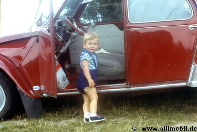 Der sehr junge Webmaster am elterlichen 2CV